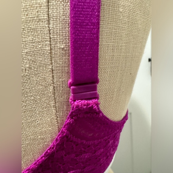 EUC Victoria’s Secret wireless bra, size 36D. - Picture 7 of 12